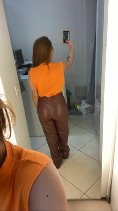 Calça em couro ecológico marrom - loja online