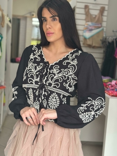Blusa de manga comprida com detalhes de bordado - comprar online