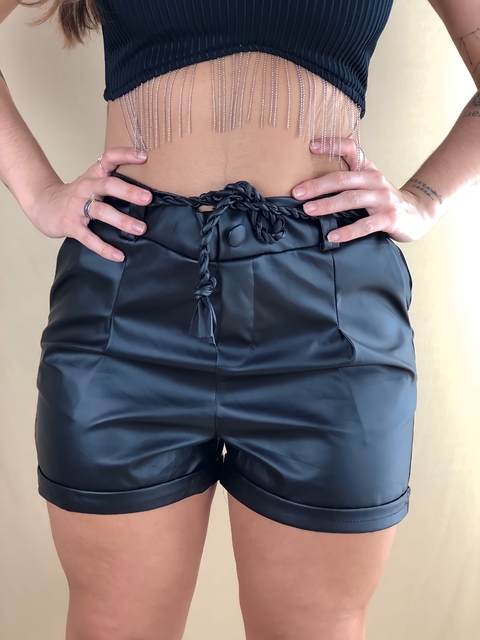 short em couro ecologico preto