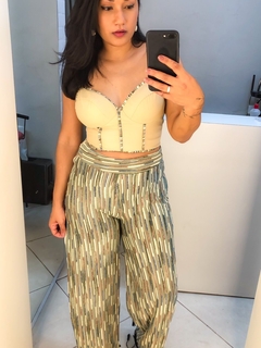 Imagem do conjunto fundo verde calça pantalona e cropped em courino