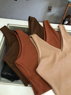 Cropped canelado decote V na internet