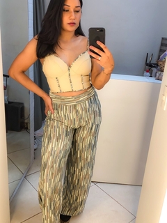conjunto fundo verde calça pantalona e cropped em courino - comprar online