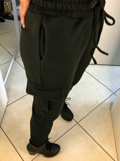 Calça preta e moletom bolso cargo - comprar online