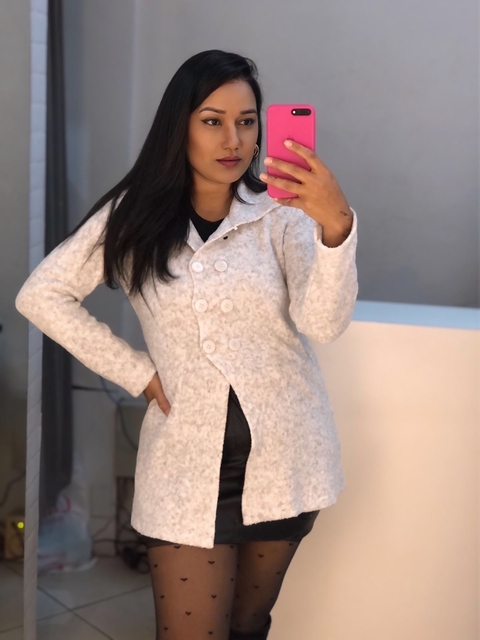 Casaco cinza claro com botões