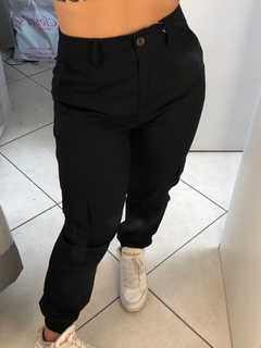 calça jogger bolso cargo preta na internet