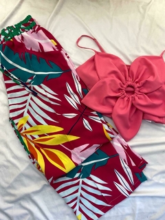 calça pantalona estampada fundo rosa - comprar online