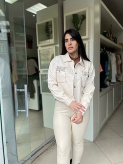 Jaqueta em courino com pedrarias na internet