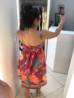 Vestido curto de alça fina e lastex nas costas fundo rosa e araras - comprar online