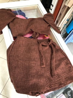 Conjunto short saia com manga sino marrom na internet