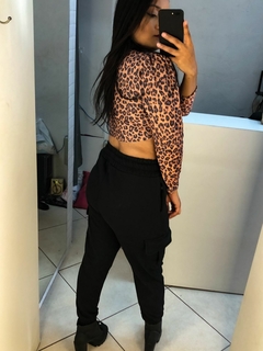 Calça preta e moletom bolso cargo
