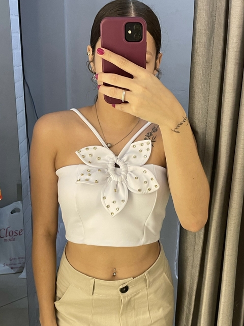 Cropped detalhem em flor e pedrarias