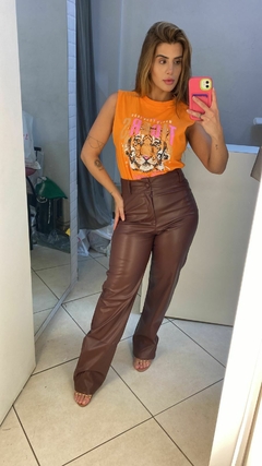 Calça em couro ecológico marrom na internet