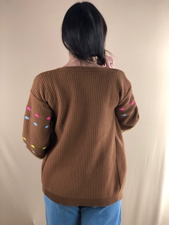 Cardigan marrom detalhes na manga na internet