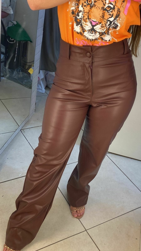 Calça em couro ecológico marrom