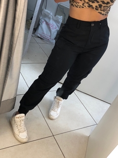 calça jogger bolso cargo preta - comprar online