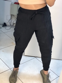 calça jogger cargo preta na internet