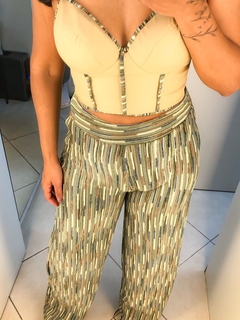 conjunto fundo verde calça pantalona e cropped em courino - loja online
