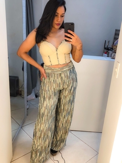 conjunto fundo verde calça pantalona e cropped em courino