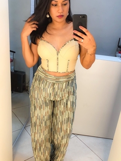 conjunto fundo verde calça pantalona e cropped em courino na internet