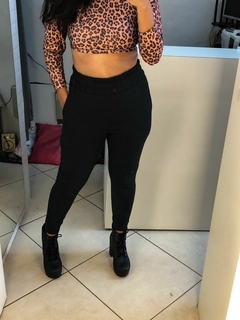 Calça preta em moleton com bolso na internet