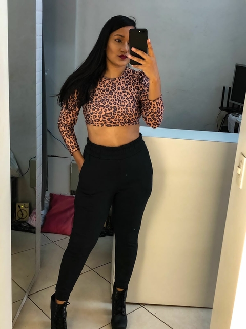 Calça preta em moleton com bolso