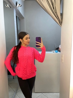 Blusa em tricô com detalhe trançado na frente na internet