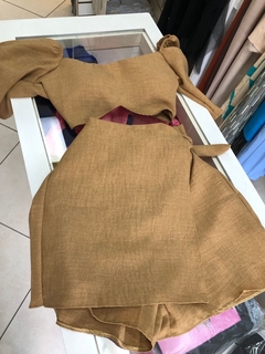 Conjunto short saia com manga sino nude