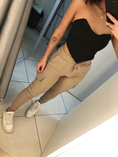calça jogger cargo nude na internet