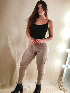 calça jogger cargo nude na internet