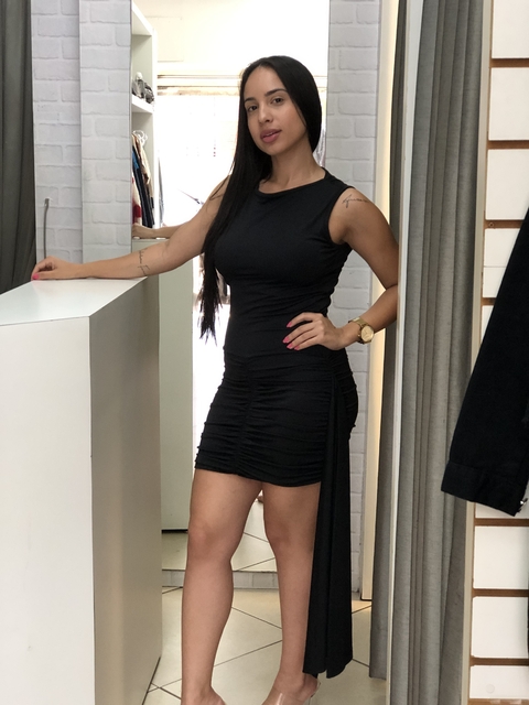 Vestido preto justo com caimento dos lados