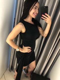 Vestido preto justo com caimento dos lados - loja online