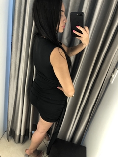Imagem do Vestido preto justo com caimento dos lados