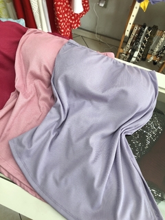 Blusa em ribana tomara que caia assimétrica na internet