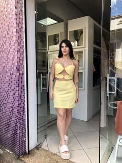 Conjunto saia e cropped amarelo na internet