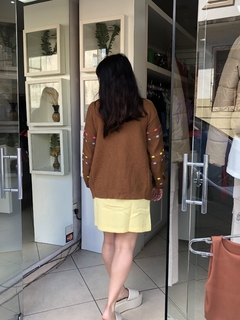 Conjunto saia e cropped amarelo na internet