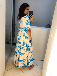 Imagem do vestido longo estampado azul fundo nude