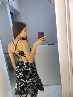 Vestido estampado com recorte na cintura e amarração atrás - comprar online