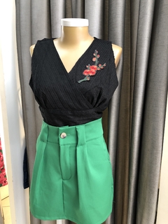Blusa com detalhe em flor vermelha - comprar online