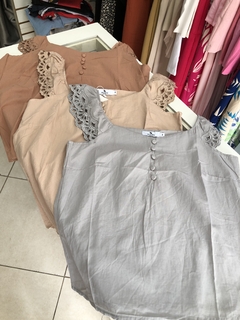 Blusa botão forrado e manga bordada - comprar online