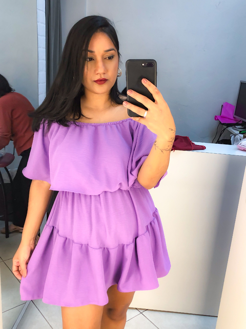 vestido macaquinho roxo em crepe ombro a ombro