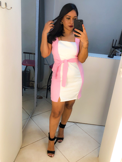 vestido em alfaiataria rosa com branco