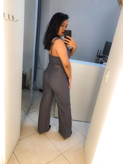 conjunto cinza calça pantalona e cropped na internet
