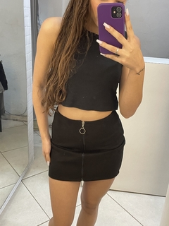 Saia preta em sued com zíper na frente na internet