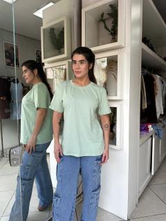 Conjunto claro calça e cropped com ilhós