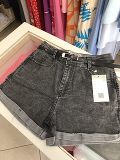 Short jeans cinza com cinto fino preto na internet