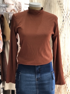 Blusa canelada com manga longa