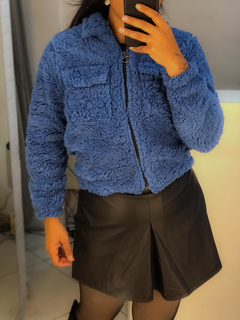 casaco teddy azul com ziper
