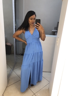 Imagem do vestido azul claro com botoes forrados longo