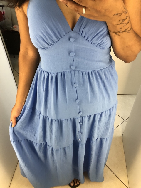 vestido azul claro com botoes forrados longo