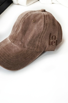 GORRA DE GABARDINA GASTADA CHOCOLATE en internet